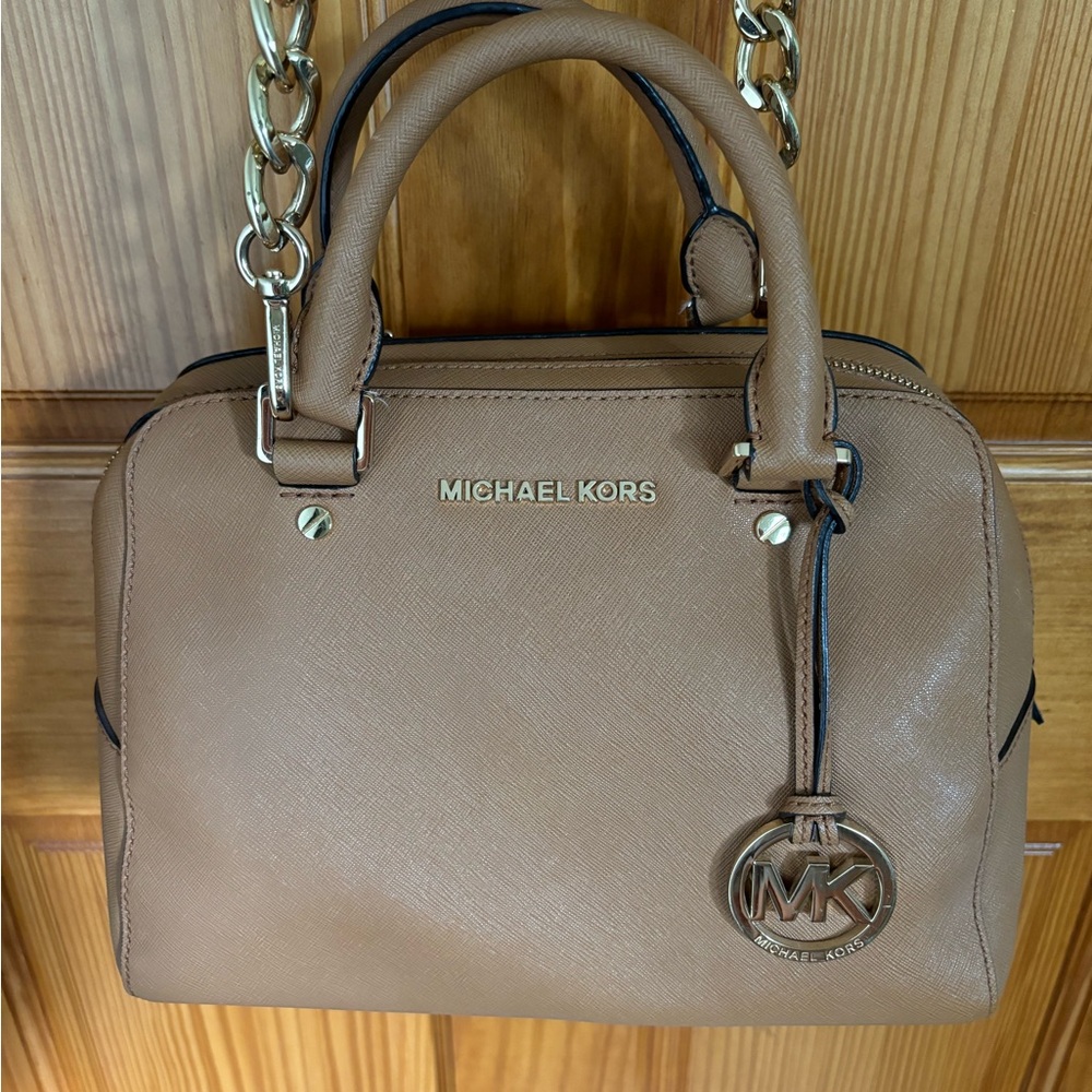 Michael Kors tan purse with shoulder strap